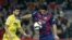 El delantero uruguayo del FC Barcelona Luis Suárez (d) y el defensa argentino del Villarreal Mateo Musacchio, durante el partido de ida de semifinales de la Copa del Rey.