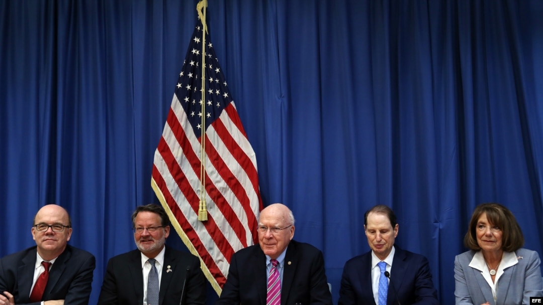 Senadores estadounidenses, Patrick Leahy (c), por el estado de Vermont; Gary Peters (2-i), por Michigan, y Ron Wyden (d), por Oregón, participan junto a los representantes Jim McGovern (i), de Massachusetts, y Susan Davis (d), de California.