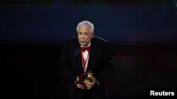 Paquito D'Rivera acepta el Grammy a la Mejor Composición Clásica Contemporánea, durante la ceremonia de estreno de los Premios Grammy Latinos en Sevilla, España, el 16 de noviembre de 2023. REUTERS/Jon Nazca.