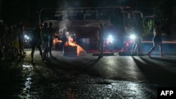 Residentes bloquean el tráfico en un barrio de San Miguel del Padrón, en La Habana, el 24 de julio de 2026; golpean cacerolas, arrojan basura a la calle y prenden fuego en señal de protesta por los continuos apagones y la escasez de agua. (Foto de ADALBERTO ROQUE / AFP)