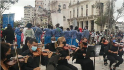 La conga "No te metas" organizada en el Paseo del Prado en plena pandemia.