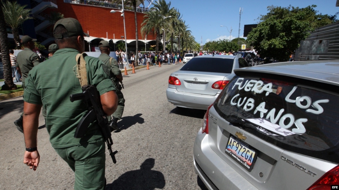Protestas ante el hotel donde se hospeda Villa Clara