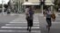 Una pareja israelí corre tras escuchar las sirenas de alarma en Tel Aviv, Israel