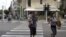 Una pareja israelí corre tras escuchar las sirenas de alarma en Tel Aviv, Israel. Archivo. 