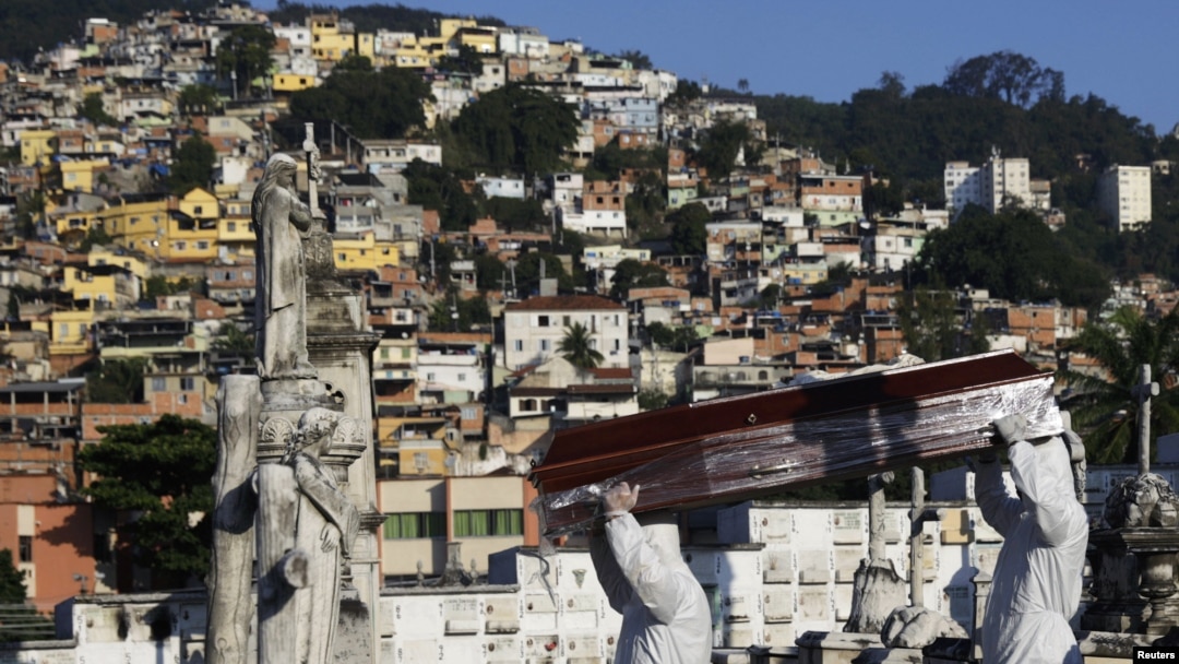 El entierro de una víctima del COVID-19 en Río de Janeiro. REUTERS/Ricardo Moraes