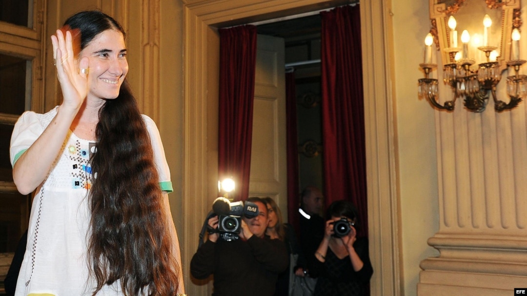 La bloguera Yoani Sánchez en la presentación de la versión italiana de su libro "En espera de la primavera", en Turín (Italia) en el 2013.