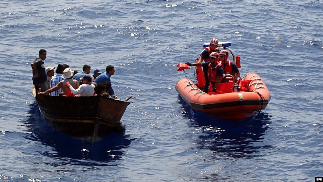 Guardia Costera de EEUU intercepta a balseros cubanos cerca de Cayo Hueso, Florida.