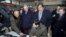 El ex gobernador de New Mexico Governor Bill Richardson (centro D) y el CEO de Google Eric Schmidt (centro I) en Corea del Norte. 