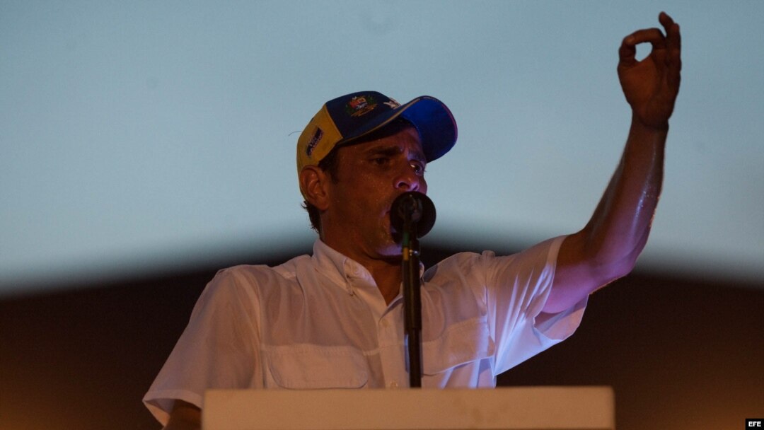 CAP306. MARACAY (VENEZUELA), 26/09/2012.- El candidato de la oposición a la Presidencia de Venezuela, Henrique Capriles Radonski, habla hoy, miércoles 26 de septiembre de 2012, durante un acto de campaña en Maracay (Venezuela). Capriles acusó a su rival y