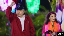 Daniel Ortega y Rosario Murillo en acto oficialista en Nicaragua. (AFP)