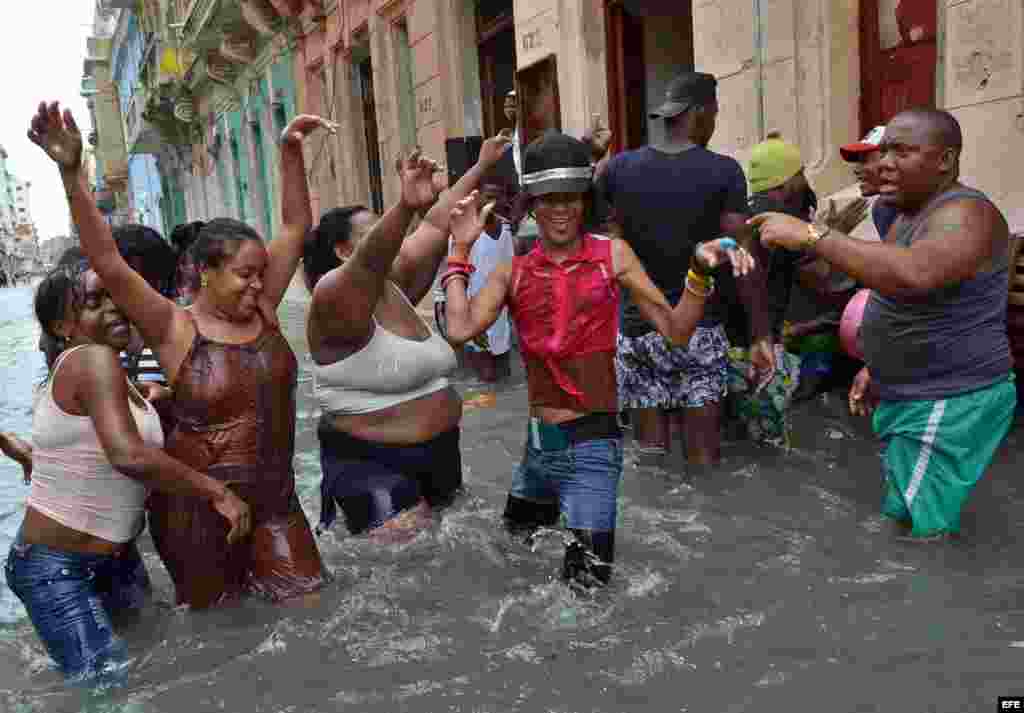 Pasada la tensión del Irma, los cubanos se desquitaron con humor y conga