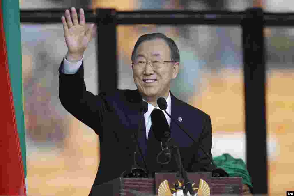 El secretario general de la ONU, Ban Ki-moon, da un discurso durante el servicio religioso oficial en memoria del expresidente Nelson Mandela en el estadio FNB de Soweto en Johannesburgo (Sudáfrica).