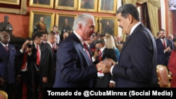 Díaz-Canel felicita a Maduro el día en que juró su último mandato, el 10 de enero de 2025, en el Palacio Federal Legislativo en Caracas.