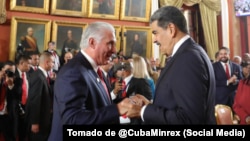 Miguel Díaz-Canel felicita a Nicolás Maduro el día en que juró su último mandato, el 10 de enero de 2025, en el Palacio Federal Legislativo en Caracas.