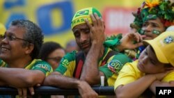 Fanáticos de Brasil lamentan la derrota ante Bélgica.