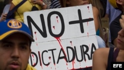 Un grupo de personas participa en una manifestación contra el Gobierno nacional, en Caracas.