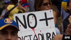 Un grupo de personas participa en una manifestación contra el Gobierno nacional, en Caracas. (Archivo)