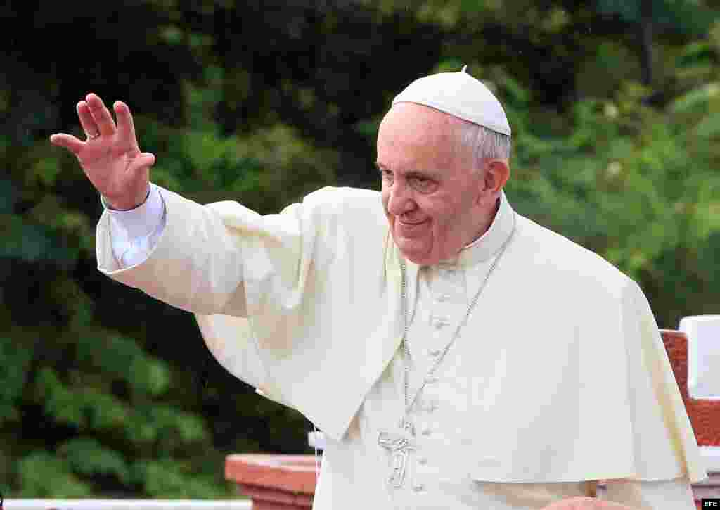 El Papa saluda a los holguineros desde la Loma de la Cruz.