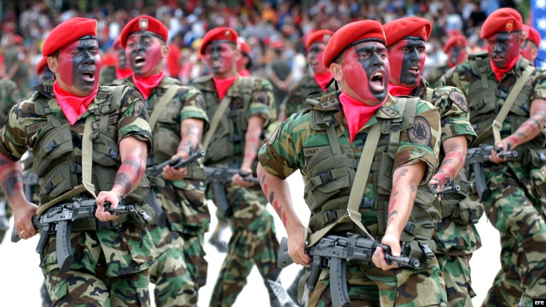 Miembros de la Fuerza Armada venezolana durante un desfile cívico militar (Archivo)