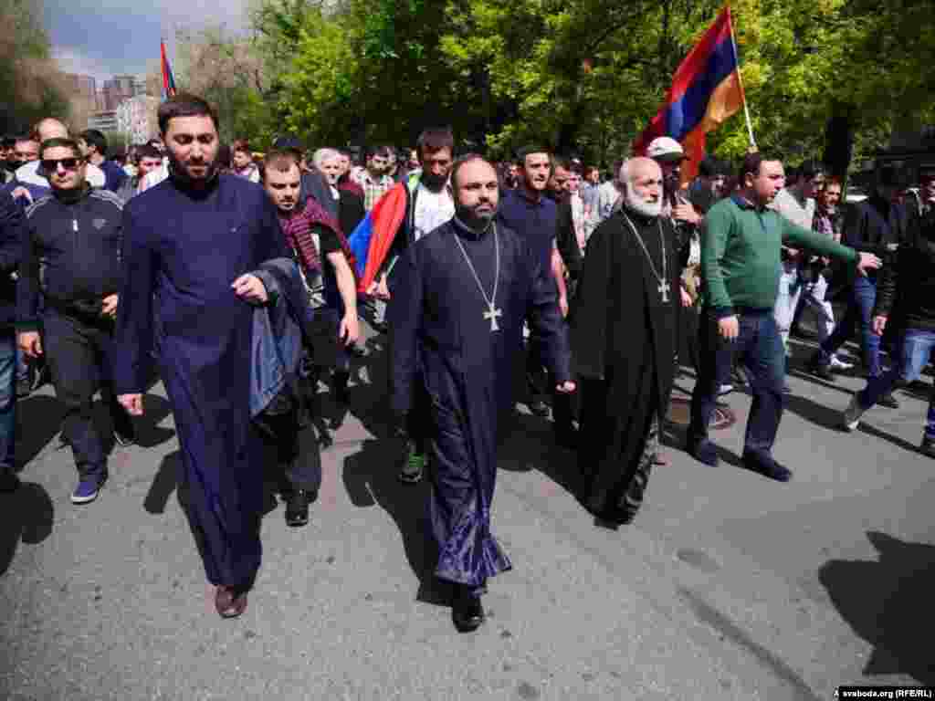 Curas ortodoxos armenios participan en las protestas.