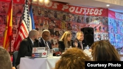 Hammer en el encuentro con exiliados cubanos en España.