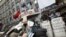 Dos milicianos prorrusos custodian la entrada de la sede del Servicio de Seguridad sobre una barricada levantada en Lugansk (Ucrania) hoy, lunes 21 de abril de 2014.