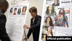 Funcionarios del FBI despliegan carteles al anunciar en mayo 2013 una recompensa de 2 millones de dólares por información que conduzca a la captura de Joanne Chesimard.