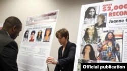 Funcionarios del FBI despliegan carteles al anunciar en mayo 2013 una recompensa de $2 millones por información que conduzca a la captura de Joanne Chesimard.
