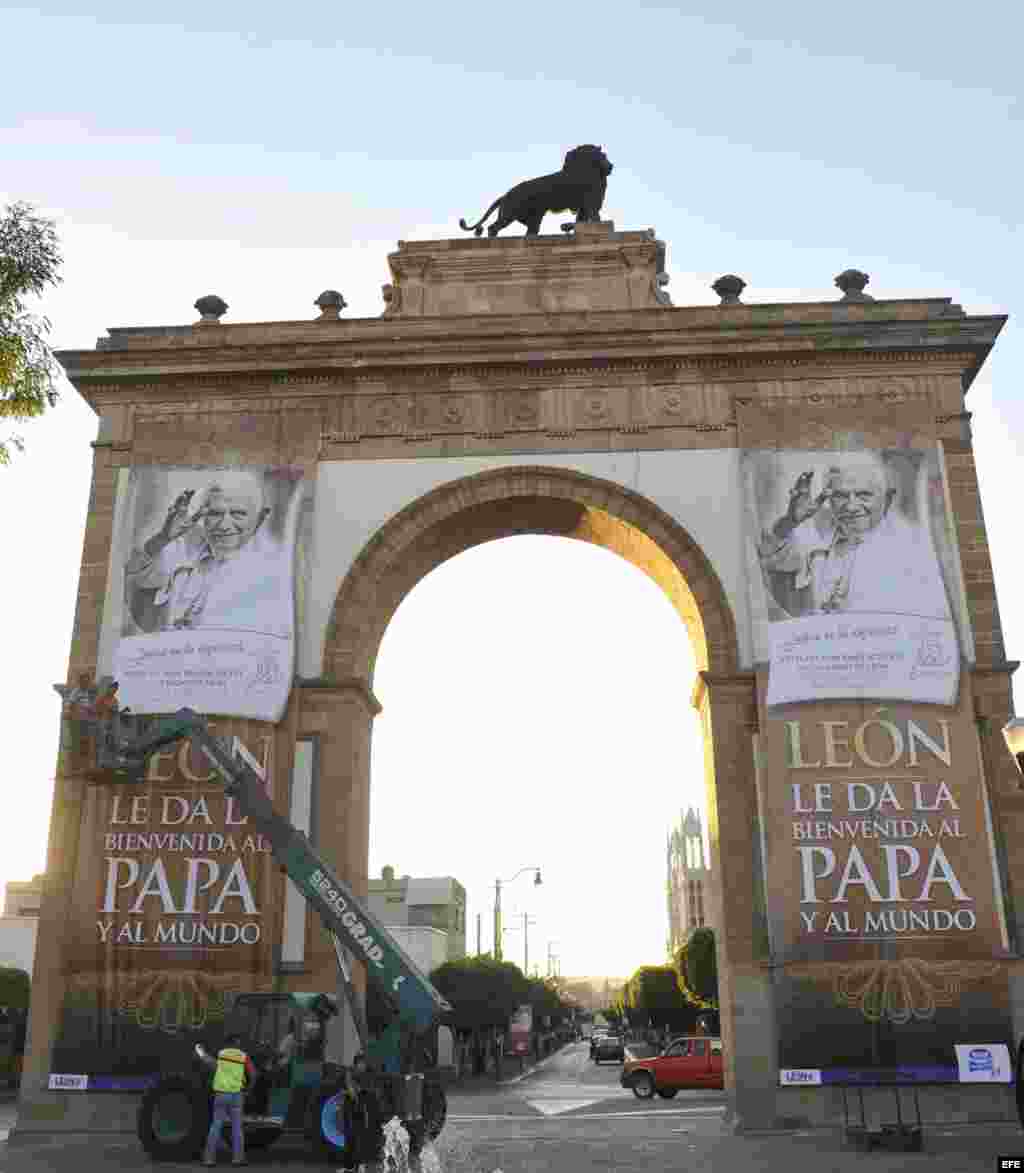 Vista de carteles de bienvenida para el Papa Benedicto XVI, jueves 22 de marzo de 2012