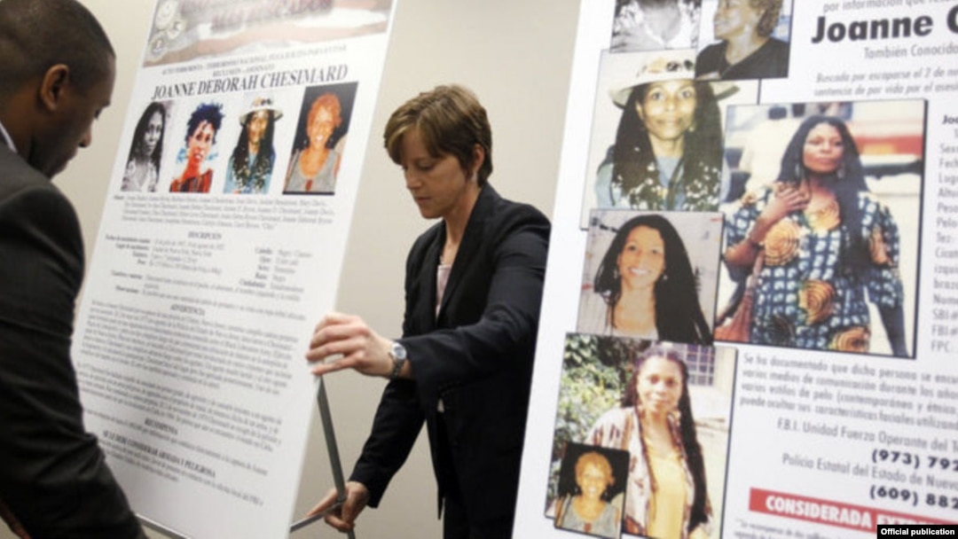 Funcionarios del FBI despliegan carteles al anunciar en mayo 2013 una recompensa de 2 millones de dólares por información que conduzca a la captura de Joanne Chesimard.