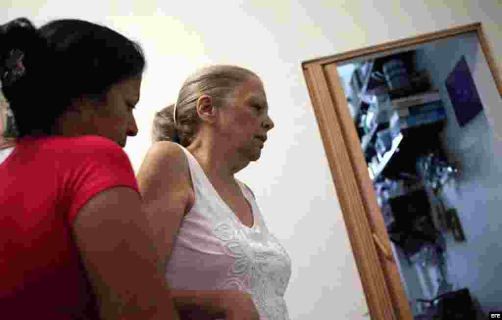 La opositora y expresa política Marta Beatriz Roque (d) se dispone a hablar con la prensa hoy, martes 18 de septiembre de 2012