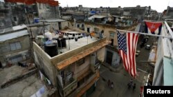 Banderas de Cuba y EEUU cuelgan en un balcón de La Habana. (Archivo)