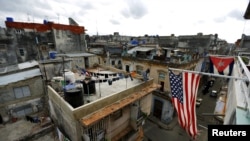 Banderas de Cuba y EEUU cuelgan en un balcón de La Habana.