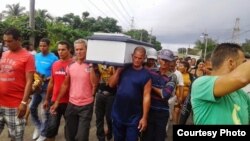 El entierro en Cienfuegos del joven recluta Dayron Andino León, quien se suicidó tras ser repatriado y encarcelado (A.Tur).