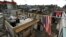 Banderas de Cuba y EEUU cuelgan en un balcón de La Habana. (Reuters/Ivan Alvarado).
