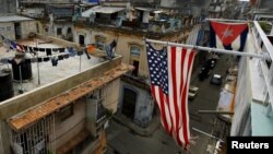 Banderas de Cuba y EEUU cuelgan en un balcón de La Habana.