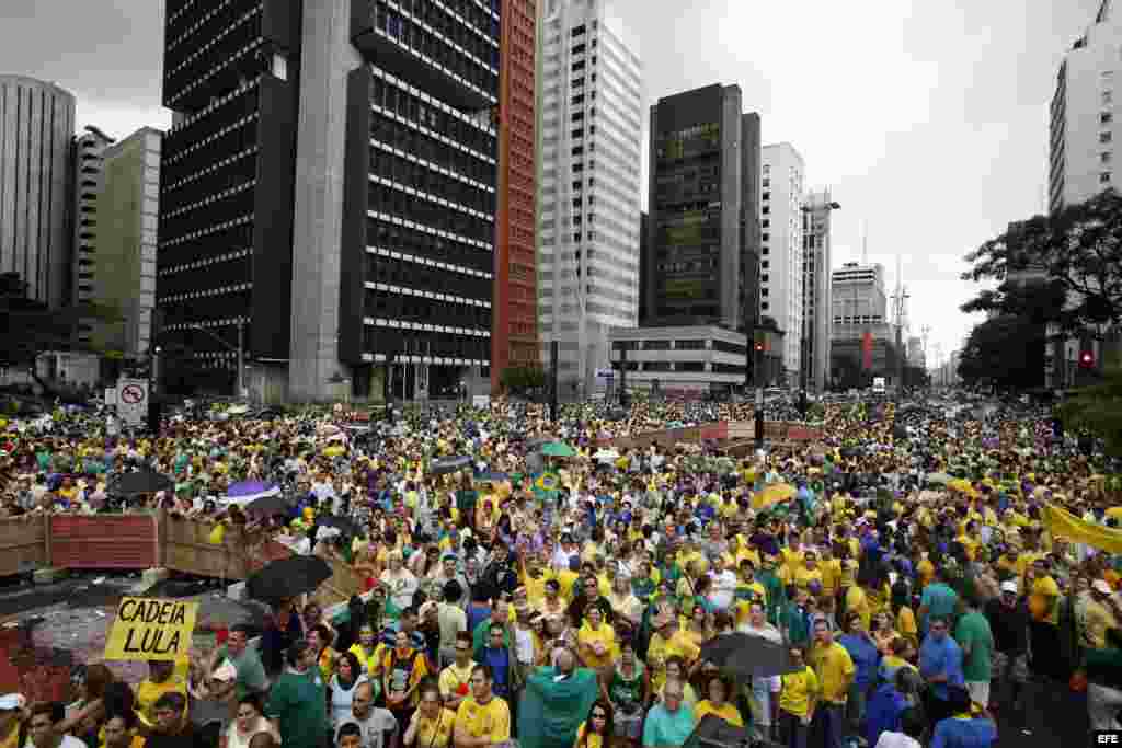 Opositores brasileños participan en una manifestación contra la presidenta Dilma Rousseff.