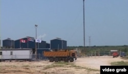 Las banderas de Cuba y Canadá en la planta de Moa.