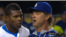 Yasiel Puig (i) es aconsejado por el mánager de los Dodgers, Don Mattingly (d).