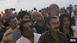 Los paraguayos hacen cola para votar.