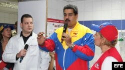 El vicepresidente venezolano, Nicolás Maduro (c), mientras habla en el Hospital de Coche en Caracas (Venezuela). 