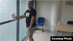  Luis Carlos Falcón Moreno en la sala de detenidos del Aeropuerto de Barcelona.