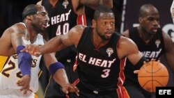 El jugador de los Heat de Miami Dwyane Wade (2d).
