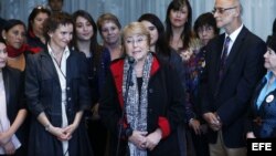 La expresidenta de Chile Michelle Bachelet (c) habla con la prensa a su llegada al aeropuerto internacional de Santiago.