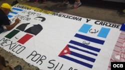 La bandera cubana, en uno de los carteles que migrantes portarían durante la caravana.