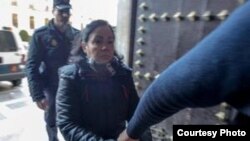 La cubana Ana María P.H. a su llegada al tribunal que la juzga por asesinar a su esposo español (foto Alfredo Aguilar).