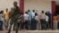 Votantes venezolanos hacen cola ante un colegio electoral