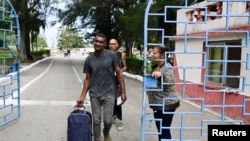 El ex prisionero Manuel Gómez, de 56 años, reacciona al salir de la penitenciaría La Lima como parte del indulto para más de 2.000 prisioneros que el gobierno comunista ha anunciado.