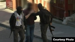 Un agente de la Policía Metropolitana de Londres viste una camiseta con la bandera de Cuba durante un simulacro terrorista.