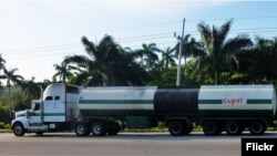 Un camión cisterna de Cupet, la empresa estatal de combustibles